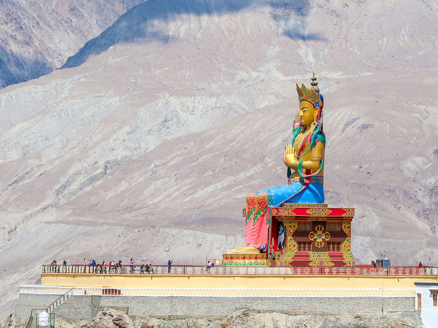 En mægtig statue hæver sig over klosteret i Diskit i Nubra-dalen. Foto Viktors Farmor