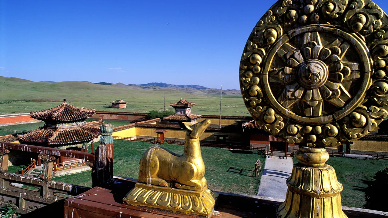Verdenshjulet er symbol for buddhismen, og hjorten symboliserer at Mongoliet udsprang af en forening mellem en hjort og en ulv. Foto Viktors Farmor