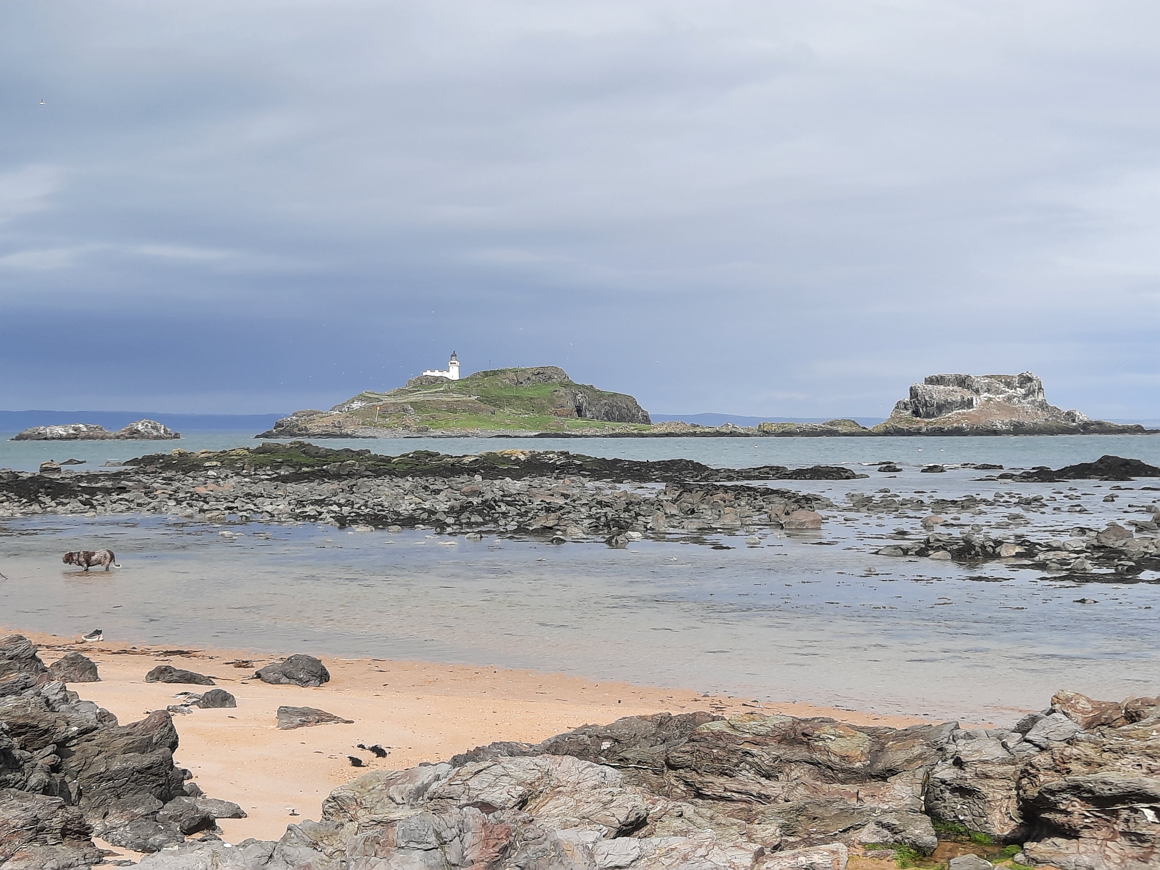 Vi går langs stranden på vej til North Berwick. Foto Gitte Broholm Tinghuus