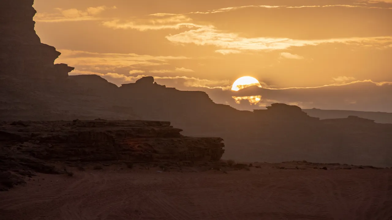 Fra vores lejr i Wadi Rum er der mulighed for at opleve både solnedgang og solopgang i ørkenen. Foto Kristian Garde