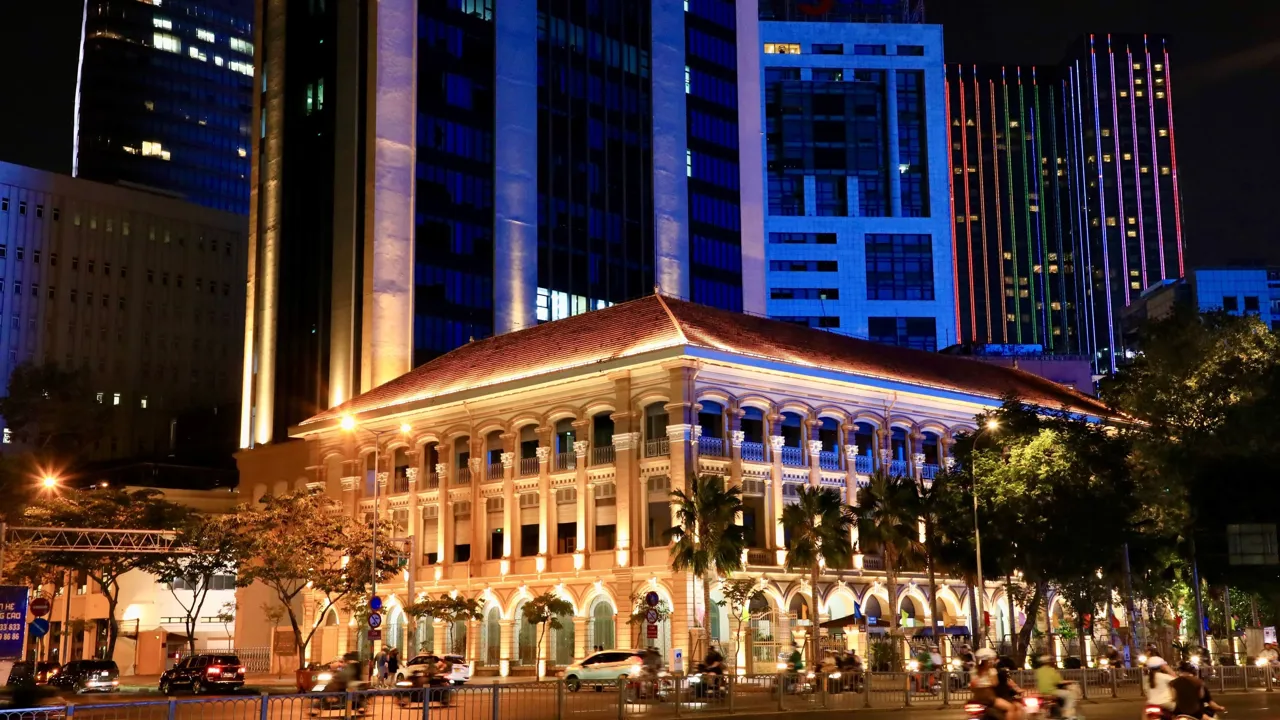 Nyt og gammelt mødes i Saigons hektiske gader. Foto af Anders Stoustrup