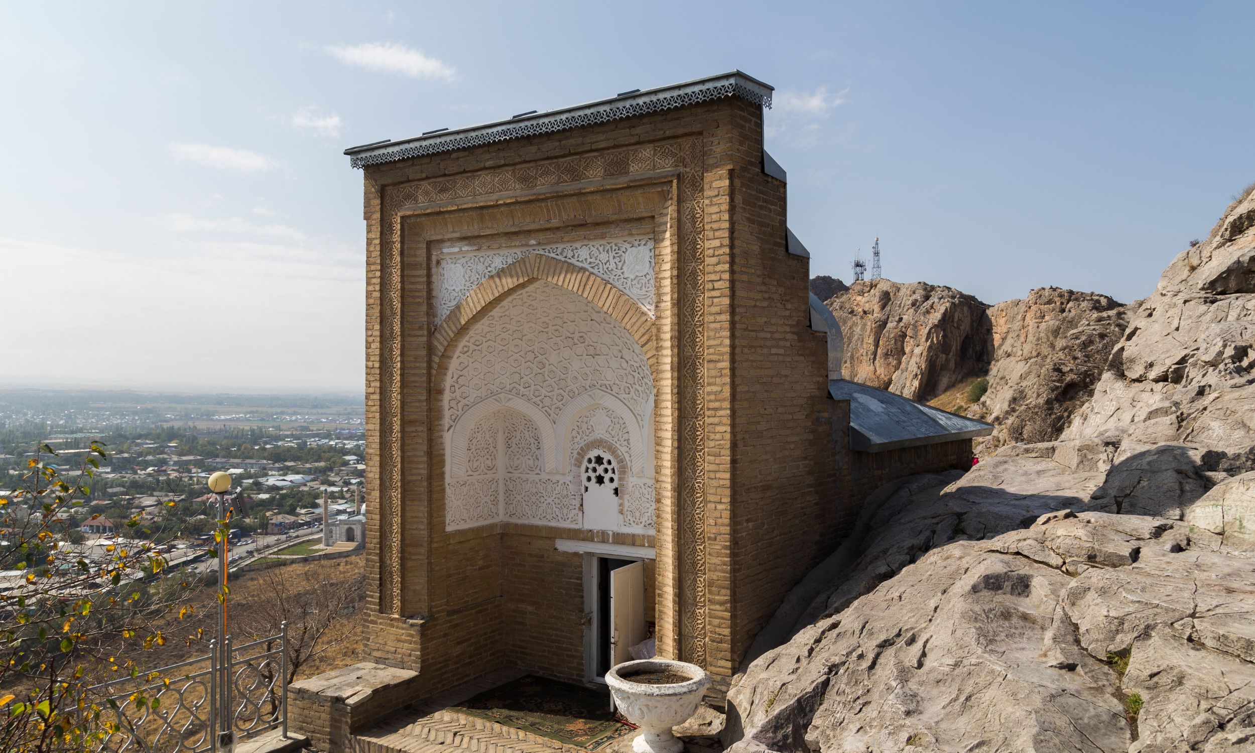 På toppen af Suleiman-bjerget ligger den lille moské fra 1510. Foto Viktors Farmor