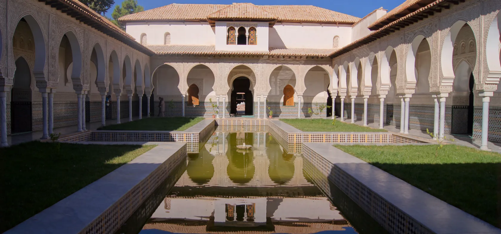 Maurisk byggestil ses i Tlemcen.