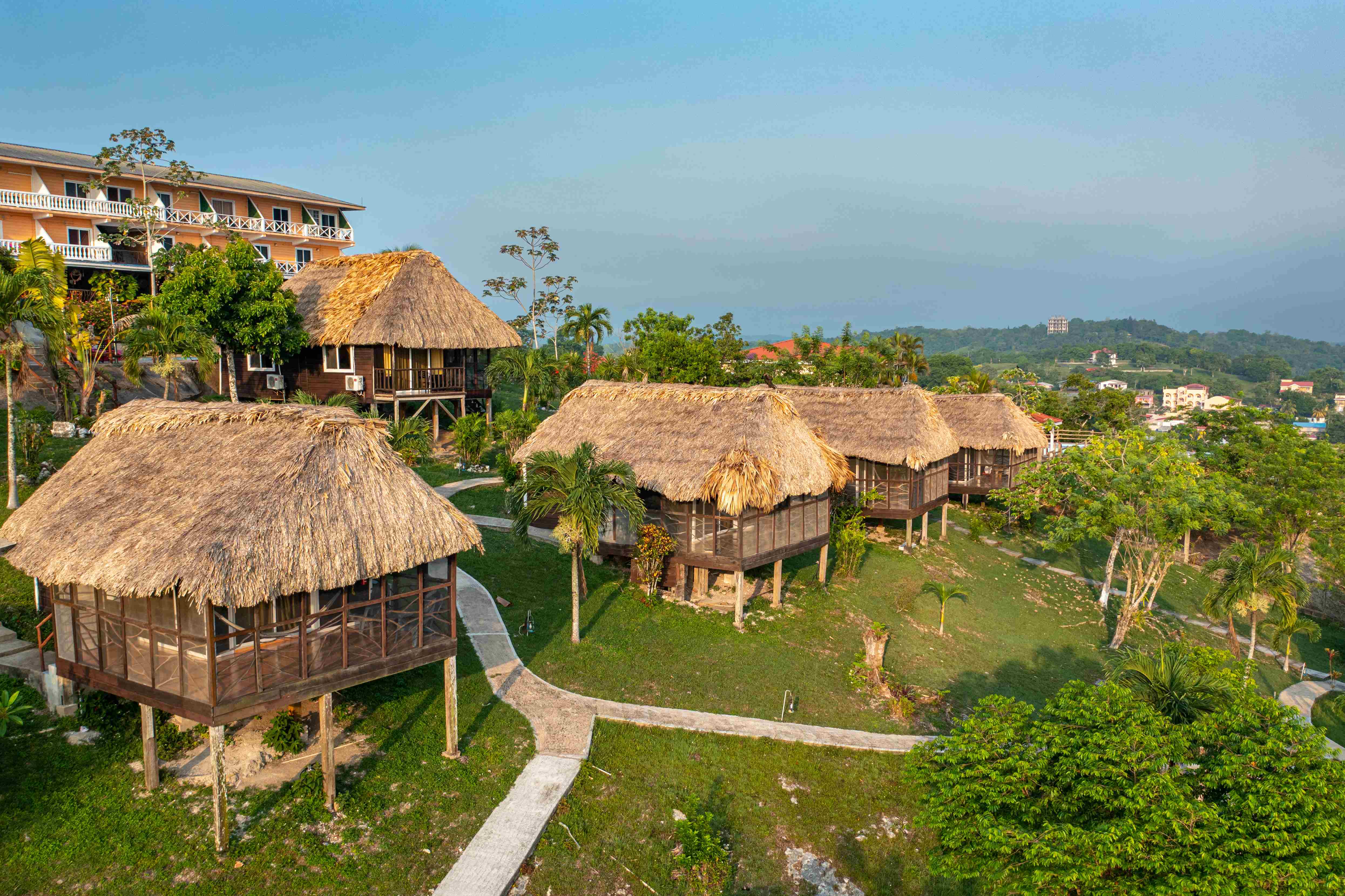 Resort i rolige, grønne omgivelser med pool og behagelige værelser. 