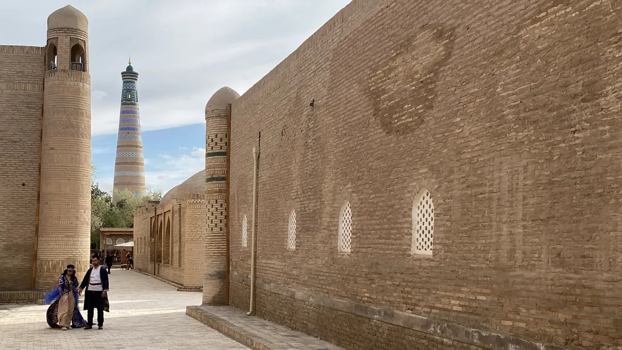 Khiva har flere end 50 historiske bygninger inde bag murene. Foto Michael Høeg Andersen