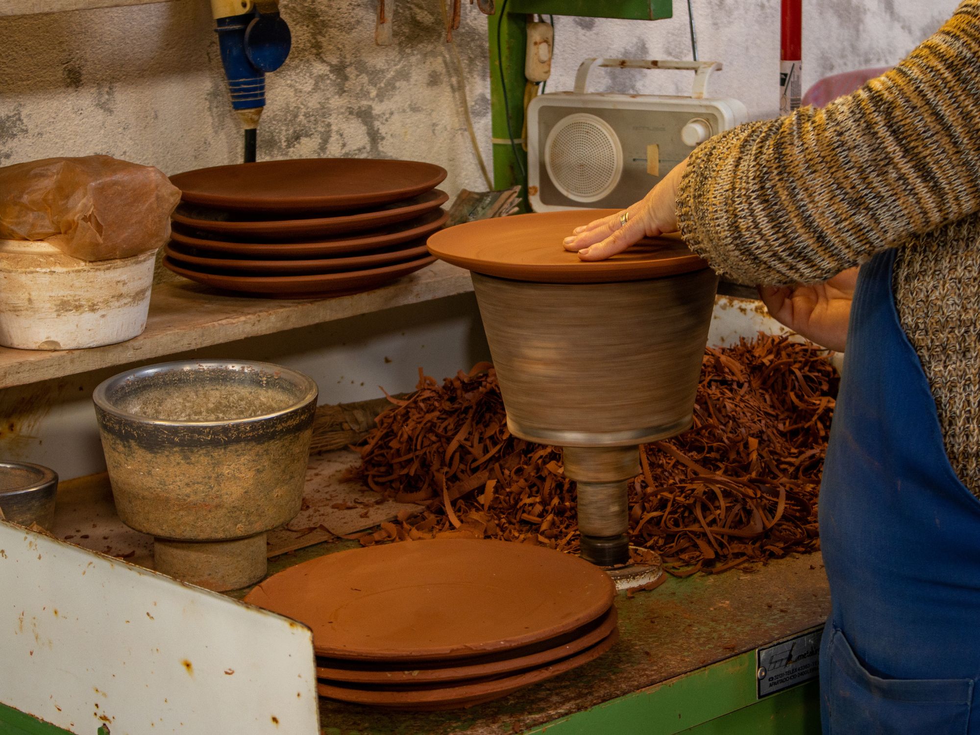 På São Miguel besøger vi en keramik fabrik. Foto Viktors Farmor