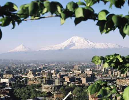 Armeniens hovedstad Yerevan er smukt beliggende mellem bjergene.