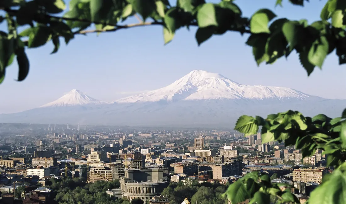 Armeniens hovedstad Yerevan er smukt beliggende mellem bjergene.