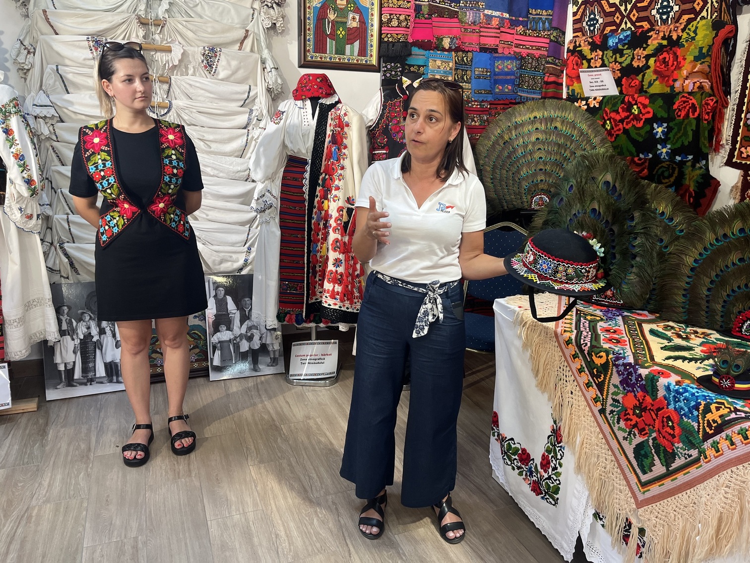 I landsbyen Salva besøger vi Carmens veninde Virginia som i mange år har samlet på rumænske folkedragter. Foto Laura Lyhne Christensen