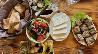Frokost på lokal vingård i Georgien. Foto Anders Stoustrup