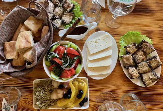 Frokost på lokal vingård i Georgien. Foto Anders Stoustrup
