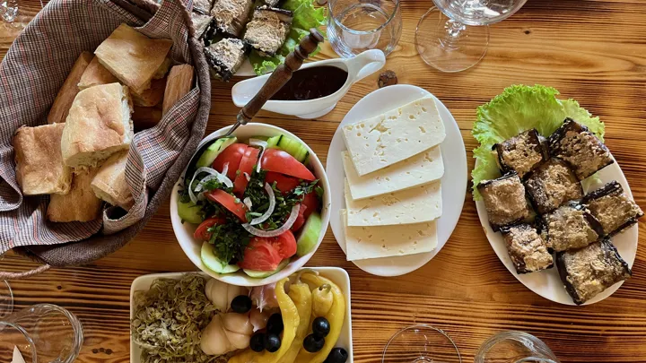 Frokost på lokal vingård i Georgien. Foto Anders Stoustrup