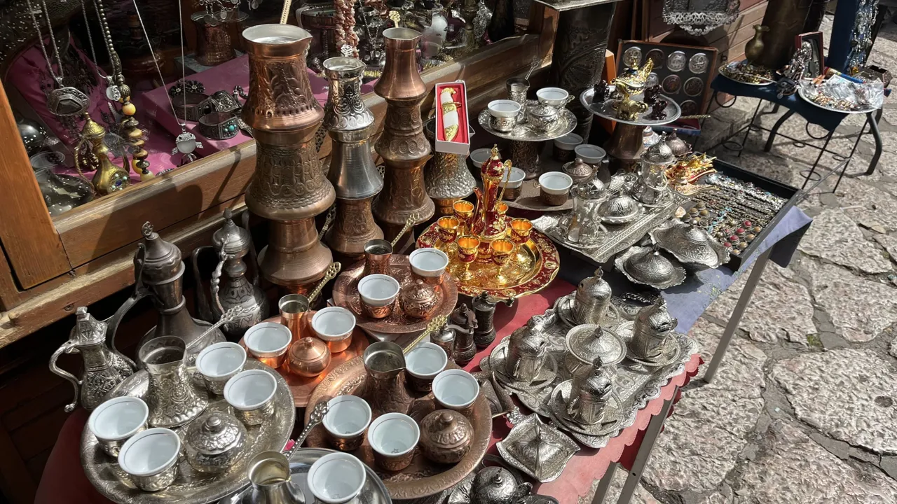 Kobbergaden i Baščaršija er et ideelt sted at købe smukt håndværk med hjem. Foto Laura Lyhne Christensen