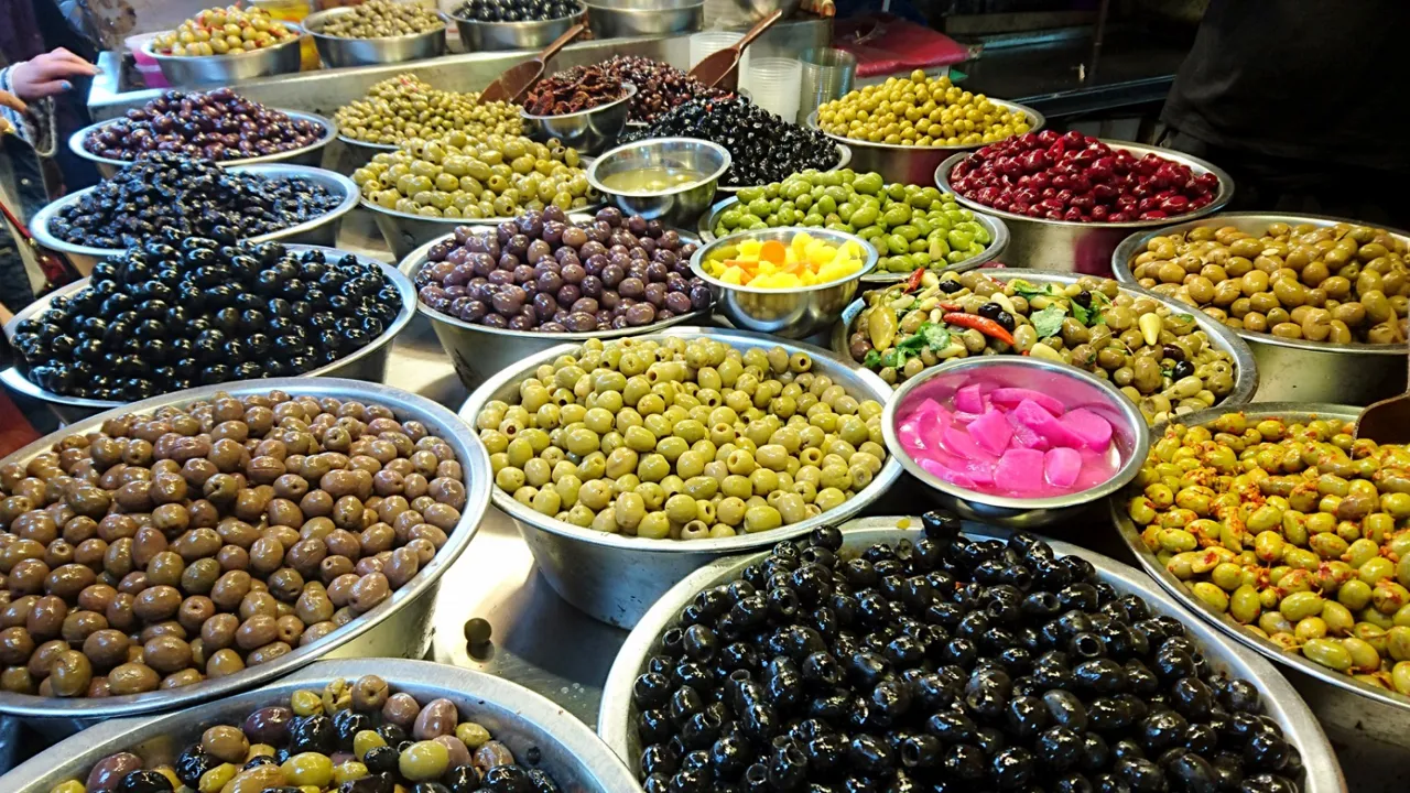 Lækre oliven i bazaren i Jerusalem. Foto Michael Andersen