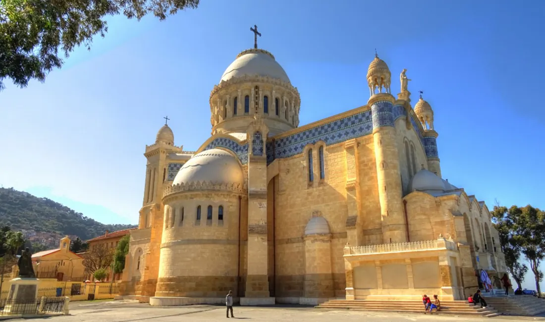 Notre Dame d'Afrique det majestætiske religiøse vartegn, hævet over hovedstadens Algiers' skyline, og et symbol på tro og kultur i Algeriet. Foto Viktors Farmor