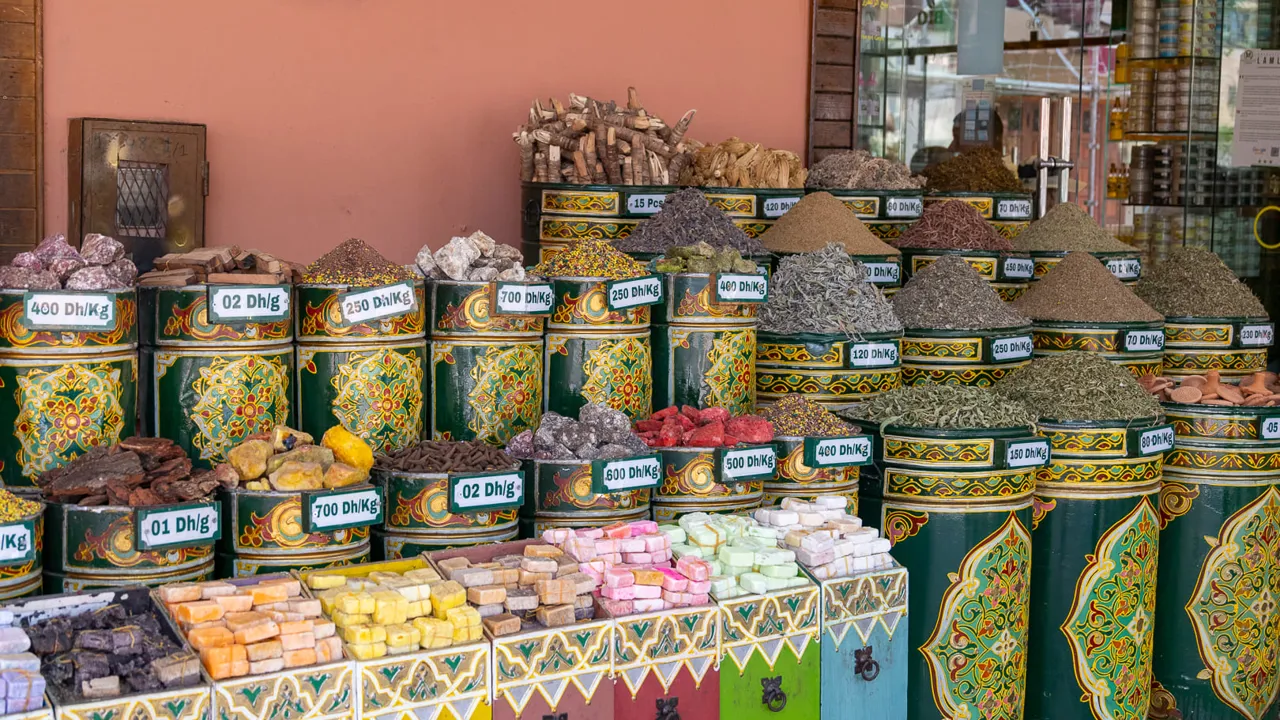 Farverigt udvalg af krydderier og urter på marked i Marrakesh. Foto Verner Rud