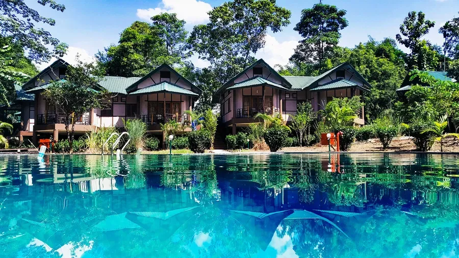 Kaziranga Golf Resort består af mindre bygninger omkring en have med pool. 