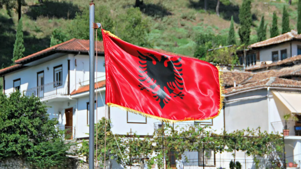 Det albanske flag vajer mange steder i landet. Siden 1912 har dobbeltørnen skiftet udseende flere gange. Foto Viktors Farmor