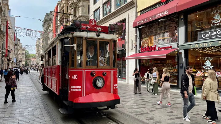 Sporvogn på gågaden Istiklal Caddesi i Istanbul. Foto Anders Stoustrup