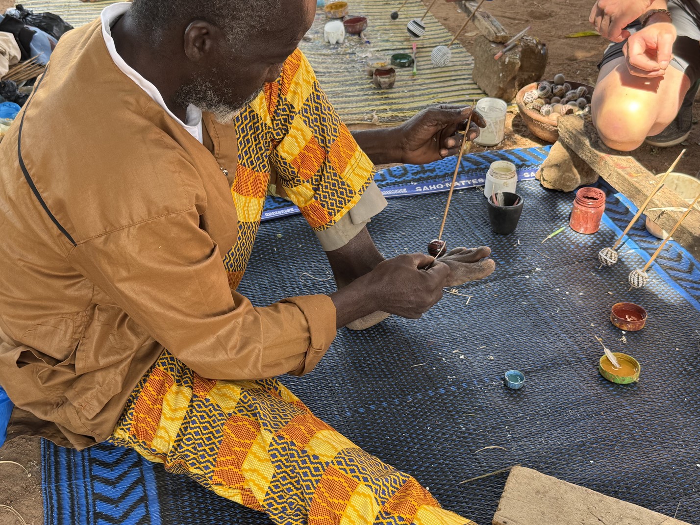 Korhogo er kendt for sine mange kunsthåndværk og vi lærer hvordan de smukke lerperler laves. Foto Anja Schmidt 