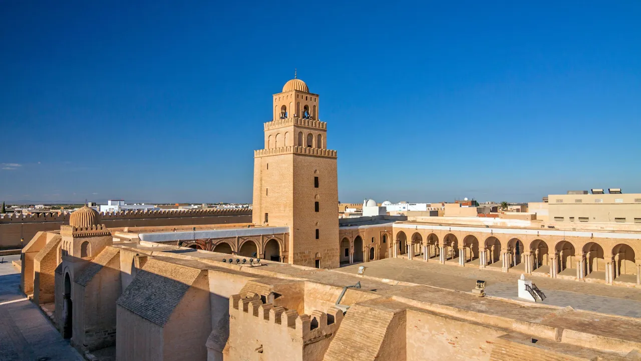 I byen Kairouan ser vi de mange, smukke moskéer. Foto Viktors Farmor