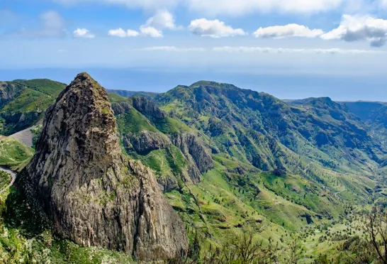 Udsigten fra Mirador de Agando og Benchijigua dalen i Spanien som vi vandrer ned gennem til kysten på vandreferien La Gomera. Foto Viktors Farmor