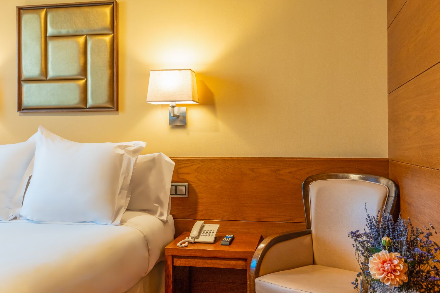 Hotel Sterling ligger centralt i Madrid, kun få skridt fra Gran Vía med byens teatre, butikker og historiske seværdigheder. 