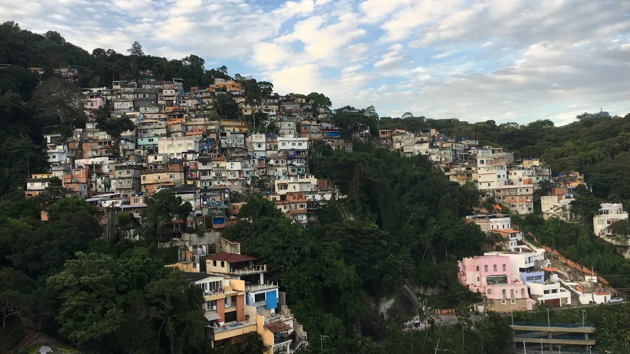 Vi tager på en guidet tur i en af Rios mange favelaer. Foto Heidi Eriksen