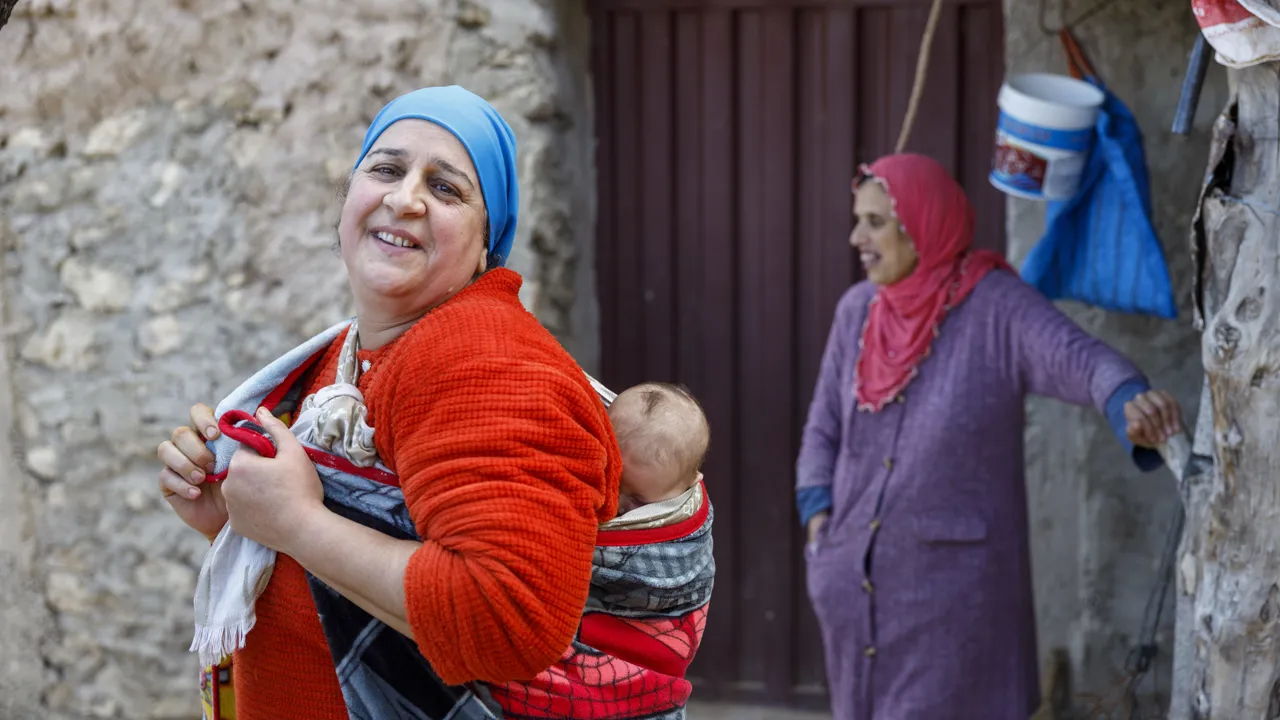 I landsbyen Lmhaya, nyder vi en frokost. hvor maden er lavet af landsbyens kvinder. Foto Inge Lynggaard