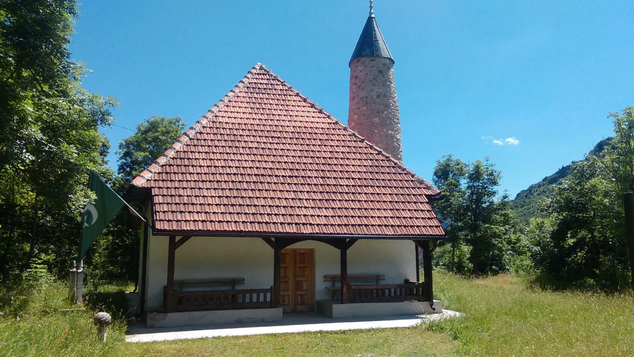 En helt speciel landsbymoské i Umoljani. Foto Anne Marie Esper Larsen