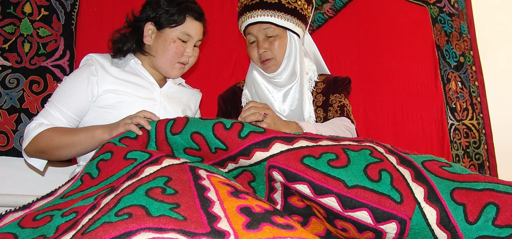 Vi lærer forskellige kulturelle traditioner at kende på vores rejser.