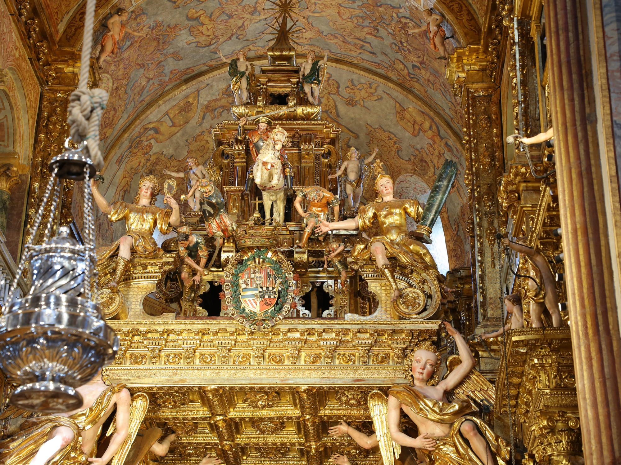 Katedralen i Santiago er smukt dekoret, hvilket vi ser nærmere på under vores byvandring. Foto Viktors Farmor