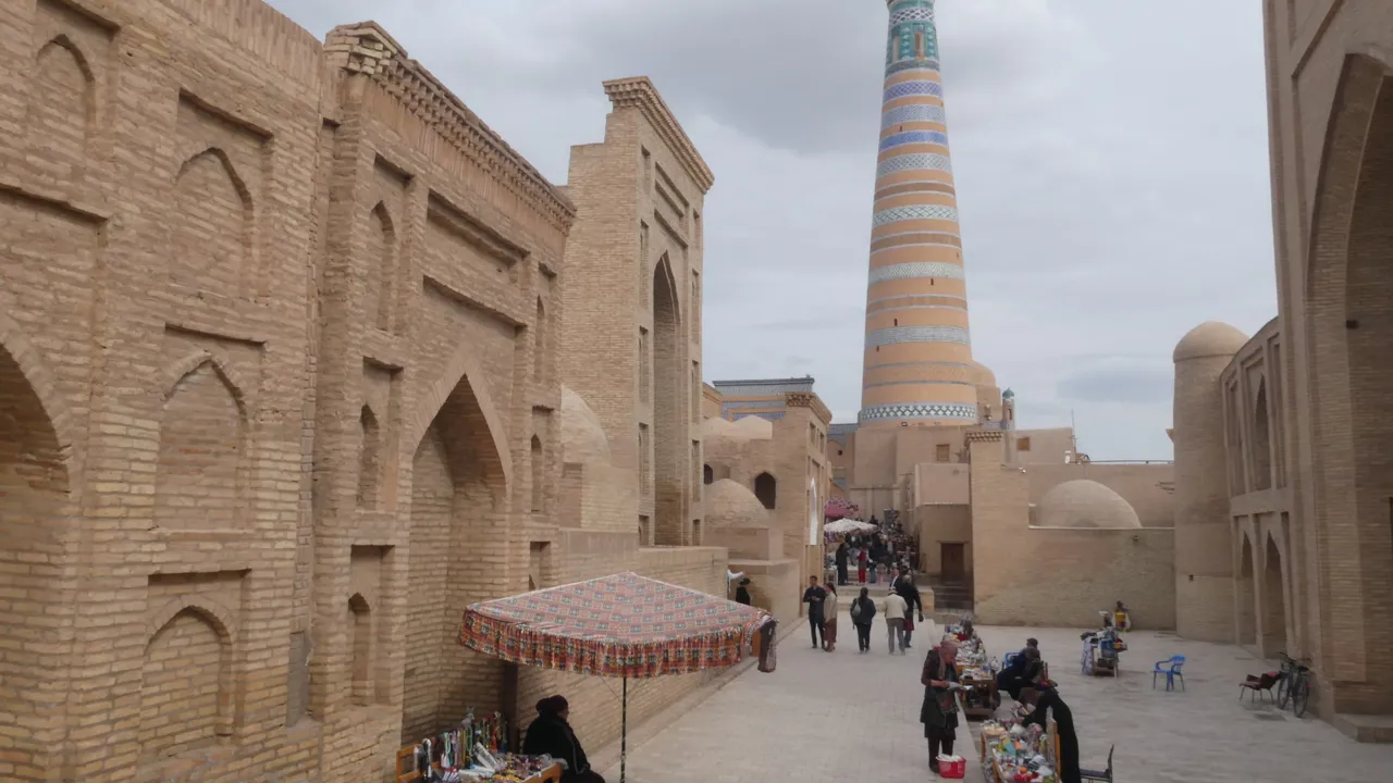 Hyggelig gade i Khiva med Islam Khodja minareten i baggrunden. Foto Michael Høeg Andersen