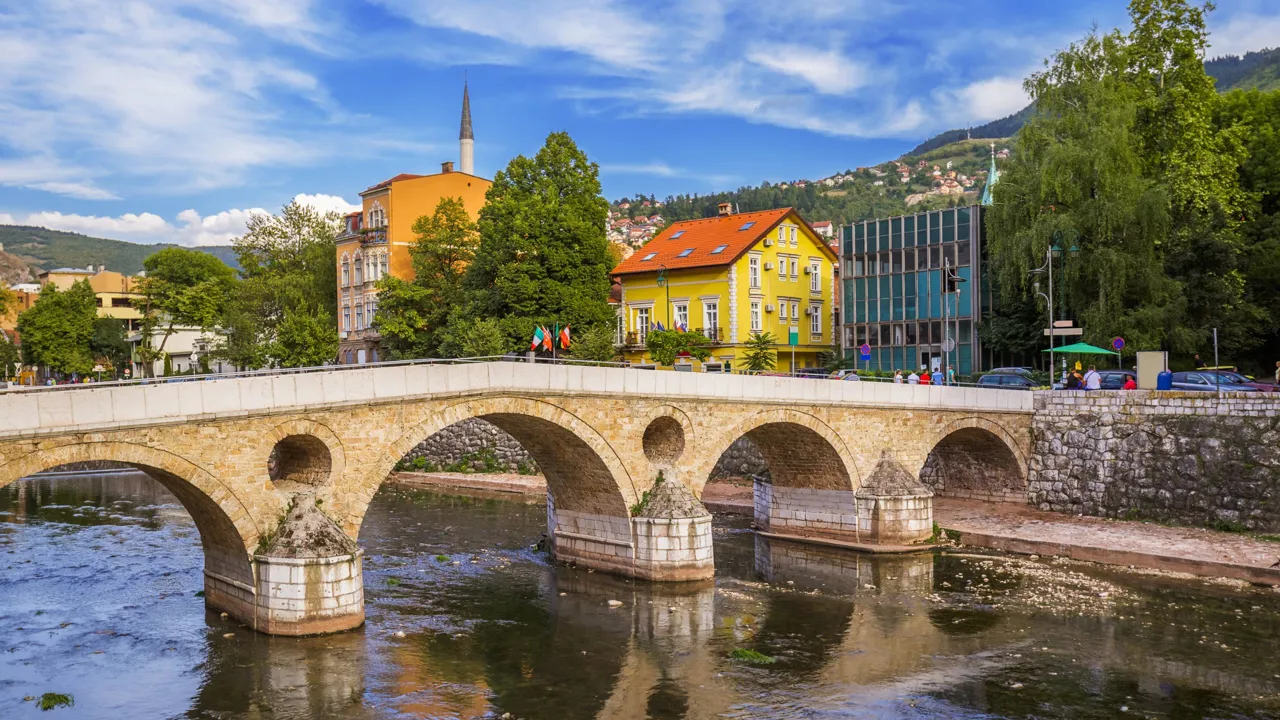 Vi spadserer over den osmanniske Latinerbro fra 1565. Foto Viktors Farmor