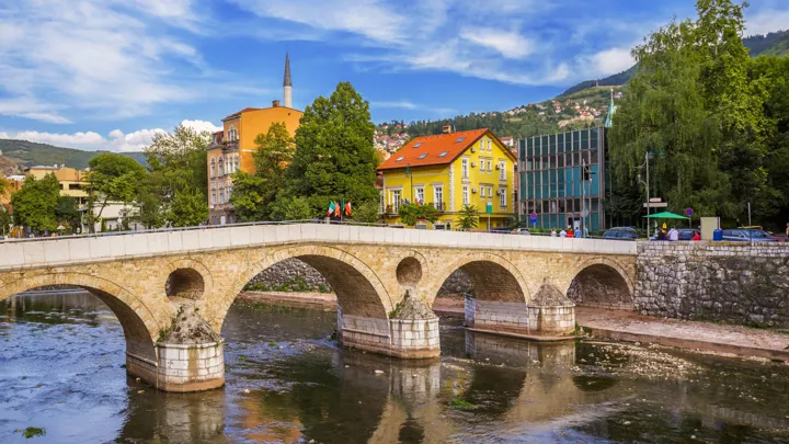 Vi spadserer over den osmanniske Latinerbro fra 1565. Foto Viktors Farmor