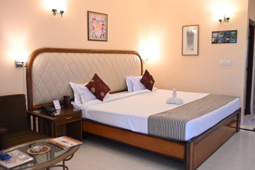 Kaziranga Golf Resort består af mindre bygninger omkring en have med pool. 