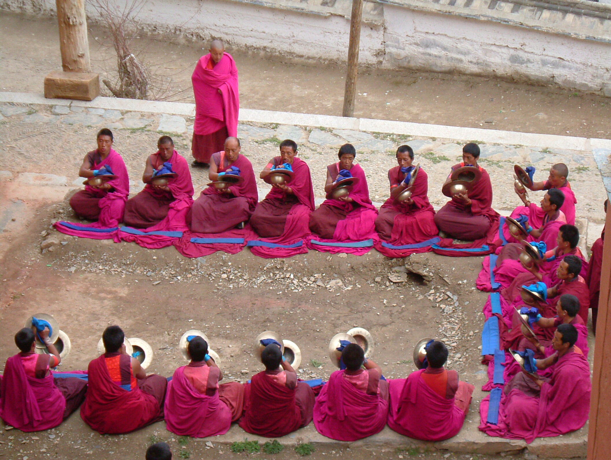 I Tagong-klostret kan vi opleve munke udføre daglige ceremonier. Foto Michael Høeg Andersen
