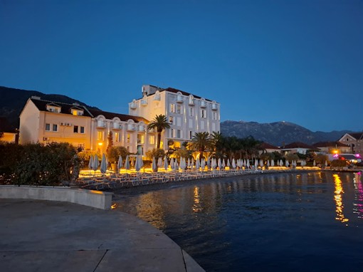 Hotel Palma ligger direkte ved strandpromenaden i Tivat med smuk udsigt over bugten. 