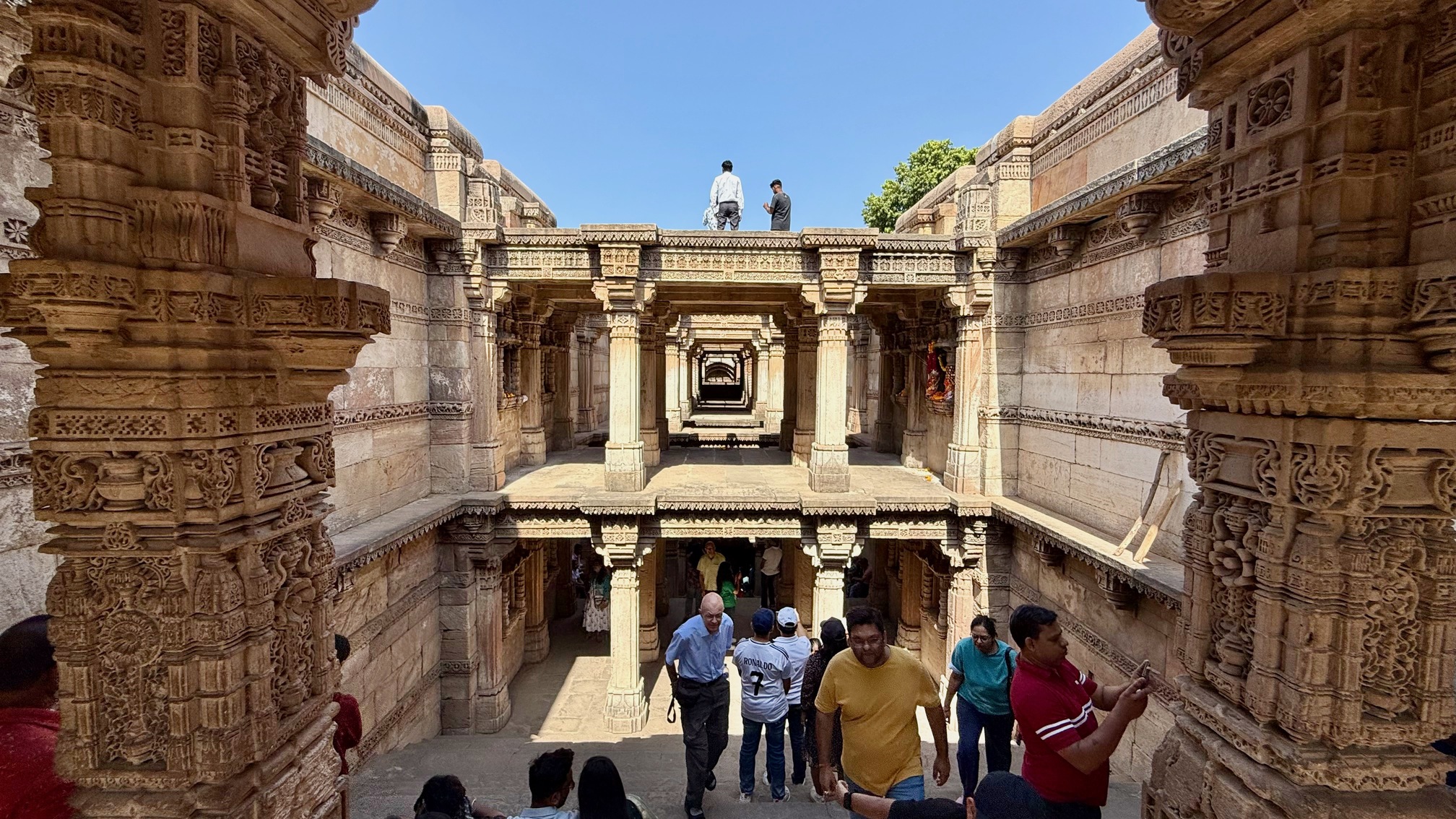 Vi besøger den flotte trappebrønd i landsbyen Adelaj . Foto Viktors Farmor