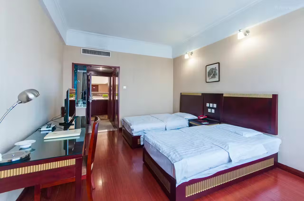 På rejsen Vandring på den Kinesiske mur bor vi på Zunhua International Hotel. Et komfortabelt og funktionelt hotel i byens centrum.