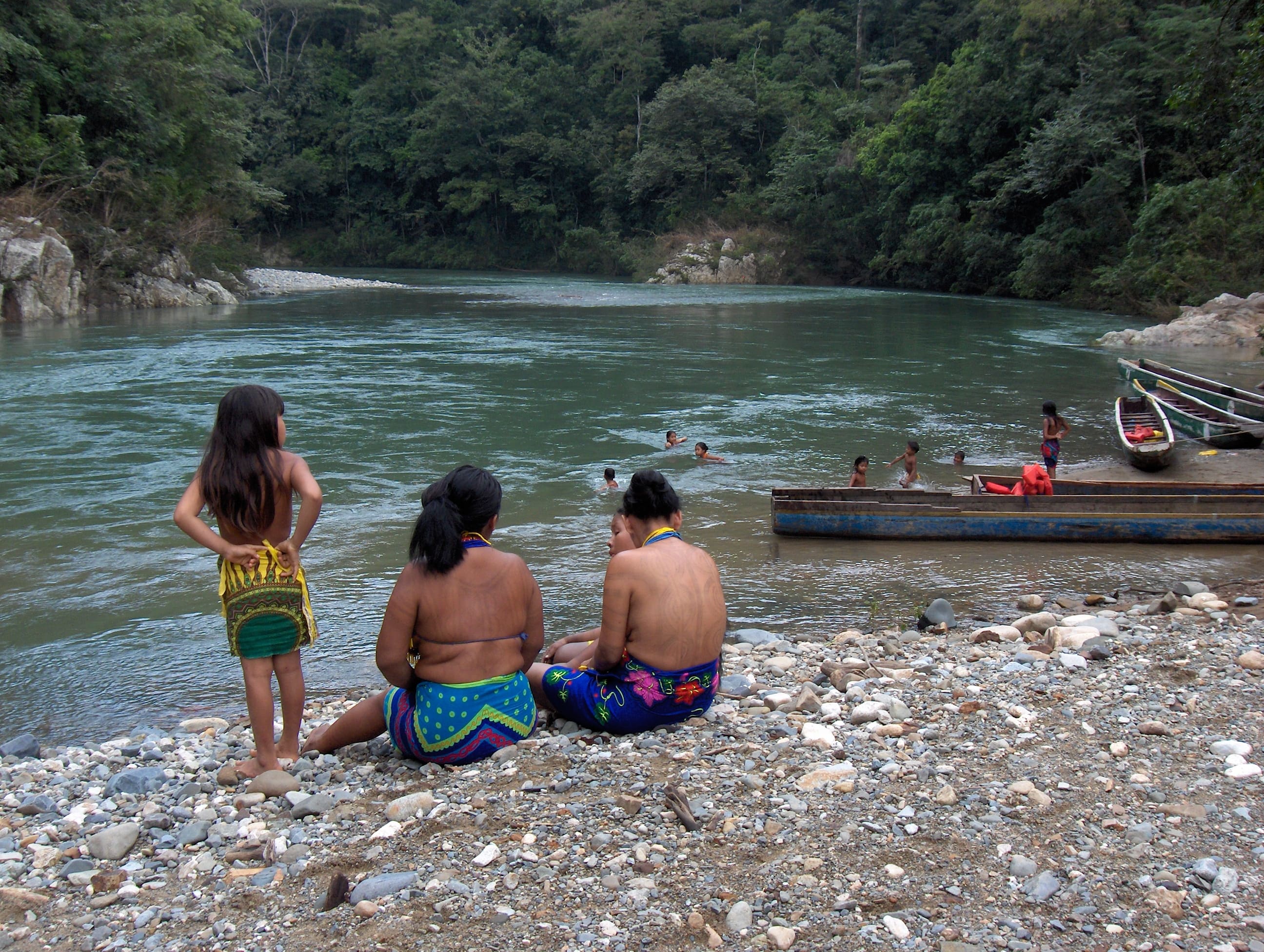 Vi har mulighed for en svømmetur i floden efter besøget hos Embera-folket. Foto Kirsten Gynther Holm