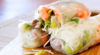 Indholdet i en forårsrulle kan varieres efter smag.