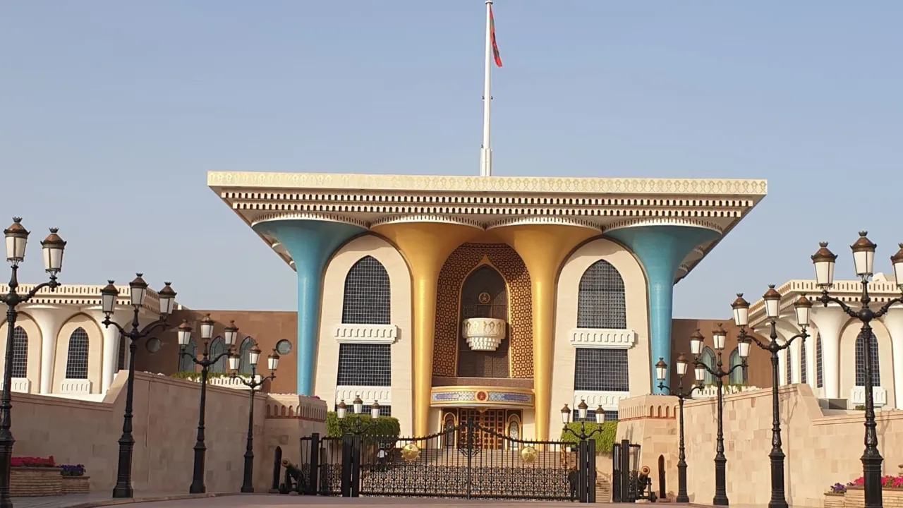 Vi ser Sultanens palads udefra. Foto Kirsten Gynther Holm