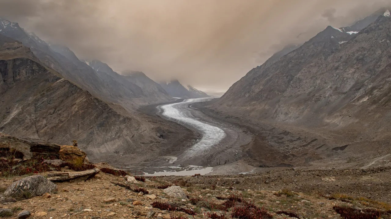 Drangdrung-gletscher omringet af imponerende bjergtoppe. Foto Viktors Farmor 