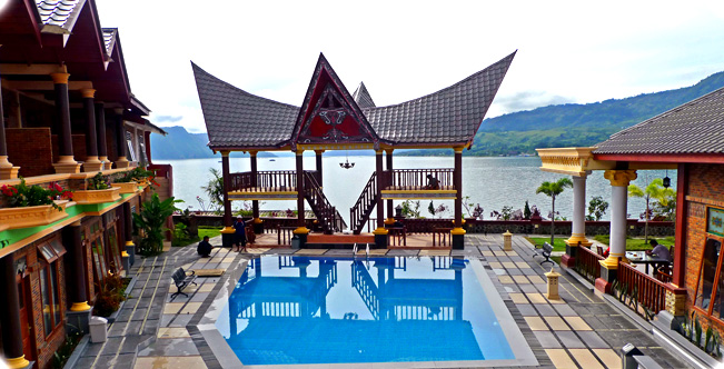 Samosir Villa Resort byder på en fredfyldt atmosfære direkte ved bredden af Toba-søen.