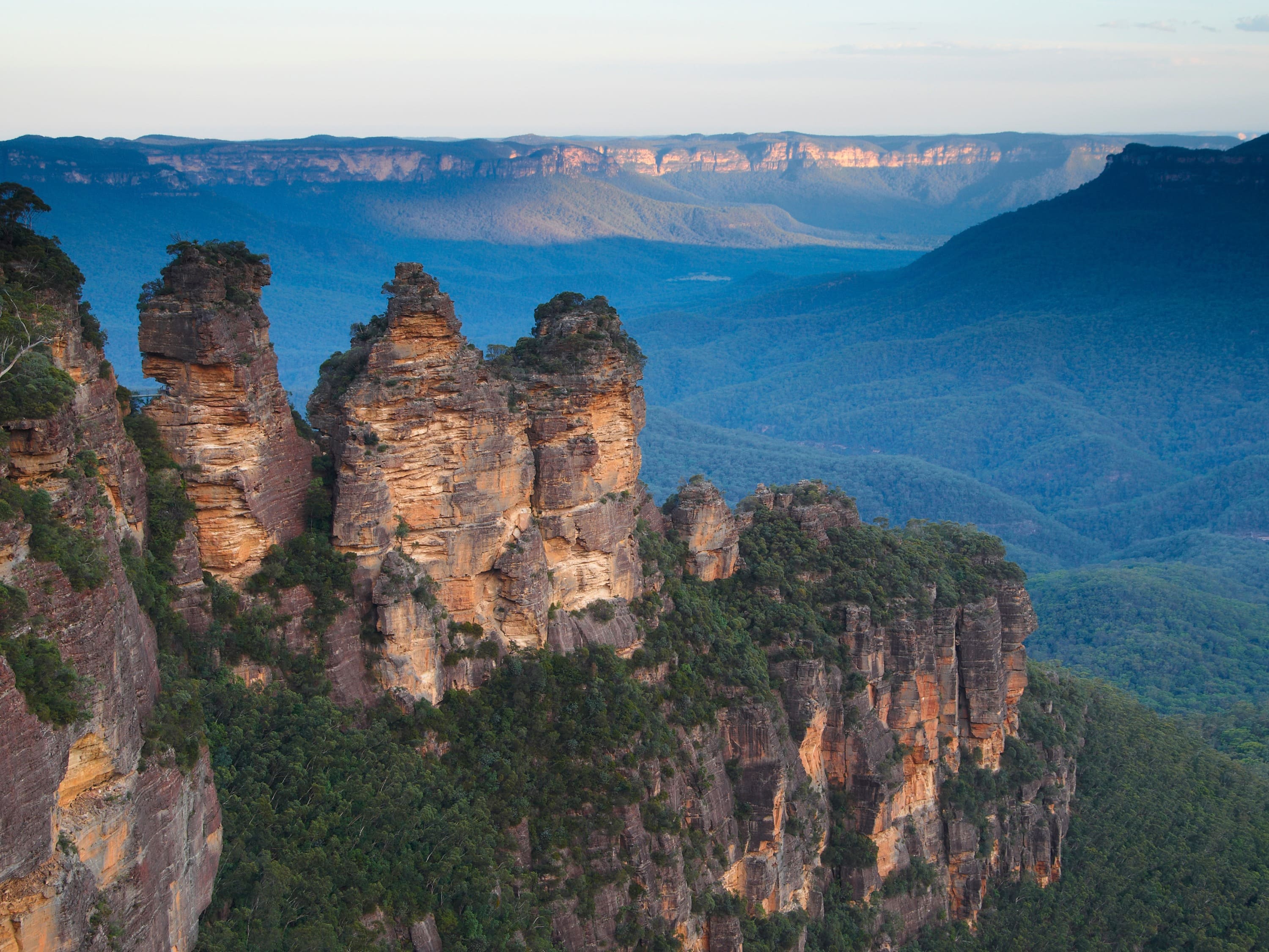 Klippeformationen De Tre Søstre står højt over dalen i Blue Mountains. Foto Viktors Farmor
