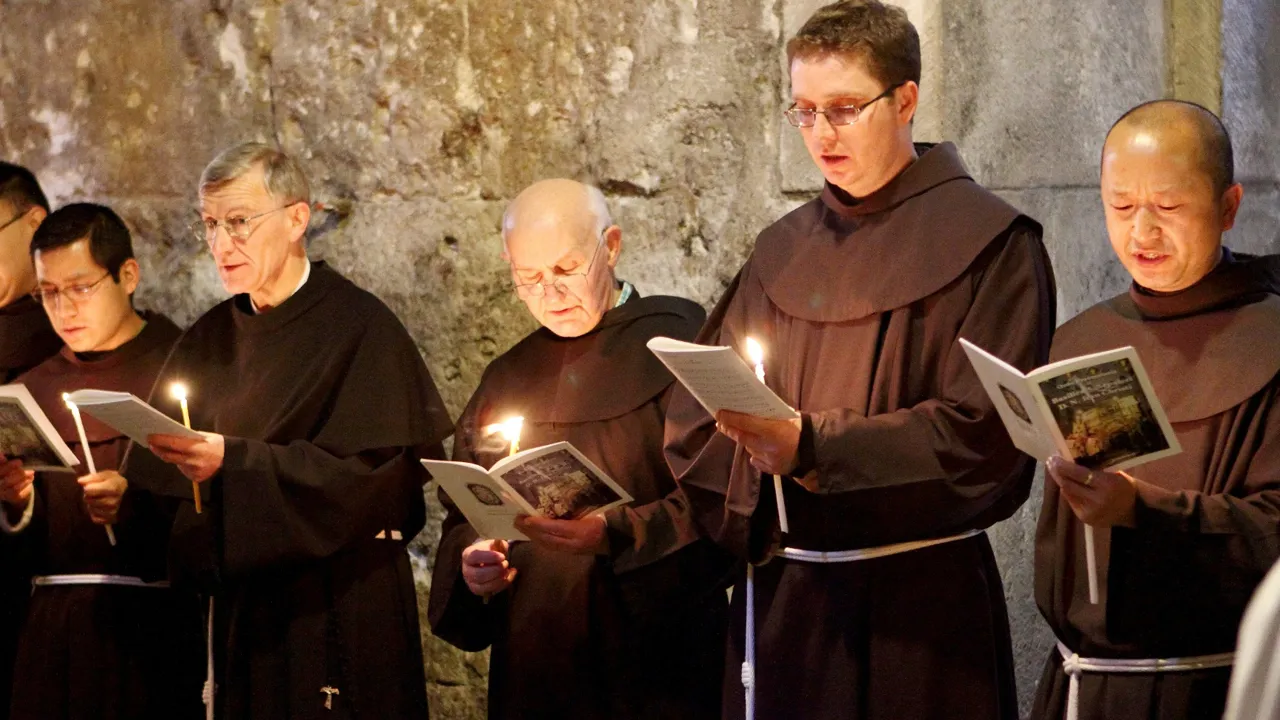 Franciskanermunke synger i Gravkirken i Jerusalem. Foto Anders Stoustrup