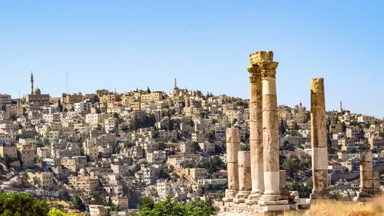 Amman er fyldt med historie - her udsigt over byen fra Temple of Hercules. Foto Dimitris Vetsikas