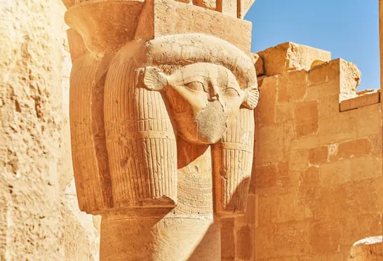 Hatsepsut var en kvindelig farao, der gik i mod normerne. Læs om hende med Viktors Farmor 