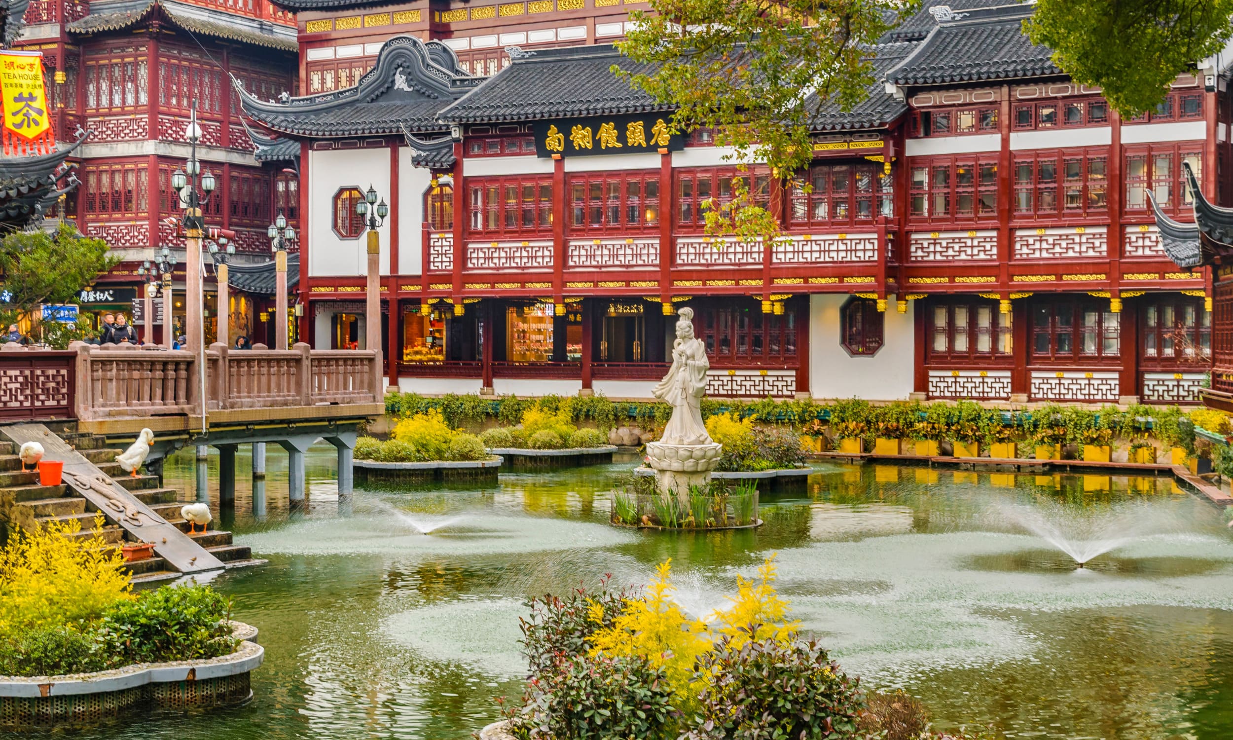 Vi udforsker Glædens Have med den traditionelle arkitektur og idylliske vandveje i Shanghai. Foto Viktors Farmor